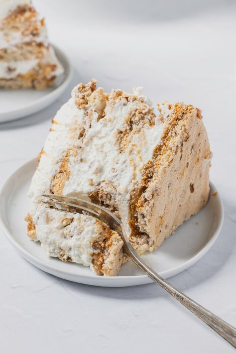 Crunchy Layer For Cake, Caramel Crunch Cake Recipe, Caramel Crunch Cake, Crunch Cake Recipe, Caramel Crunch, Crunch Cake, Crunchy Pecans, A Piece Of Cake, Delicious Cake