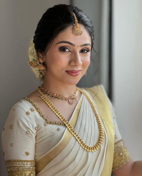 Hindu Bride Blouse Designs, Kerala Hindu Bride Blouse Designs, Kerala Hindu Bride Saree, Bride Blouse Designs Latest, Kerala Bride Hairstyles, Bride Blouse Designs, Indian Hairstyles For Saree, South Indian Hairstyle, Kerala Hindu Bride