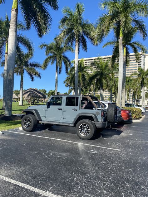 Jeep At The Beach, Beach Cars Aesthetic, Beach Jeep Wrangler, Jeep Wrangler Summer, Old Jeep Aesthetic, Jeep Beach Aesthetic, Jeep Astethic, Keep Wrangler Aesthetic, Jeep Car Aesthetic