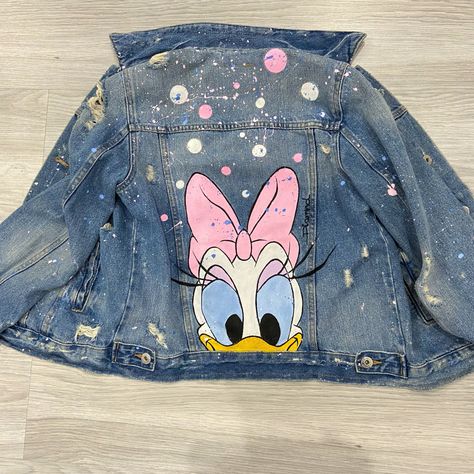 Painted Jean Jacket Ideas Disney, Popular Jackets For Women, Custom Disney Jean Jacket, Disney Jacket Diy, Disney Jean Jacket Diy, Disney Denim Jacket Painted, Disney Jeans Outfit, Disney Painted Jean Jacket, Textile Painting Clothes