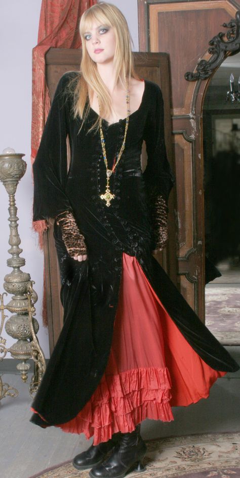 vampire dress Long Sleeve Vintage Dresses, Vampire Dress, Vintage Dresses Online, Vintage Velvet Dress, Witchy Fashion, Vintage Inspired Outfits, Velvet Fashion, Vintage Velvet, Online Dress Shopping