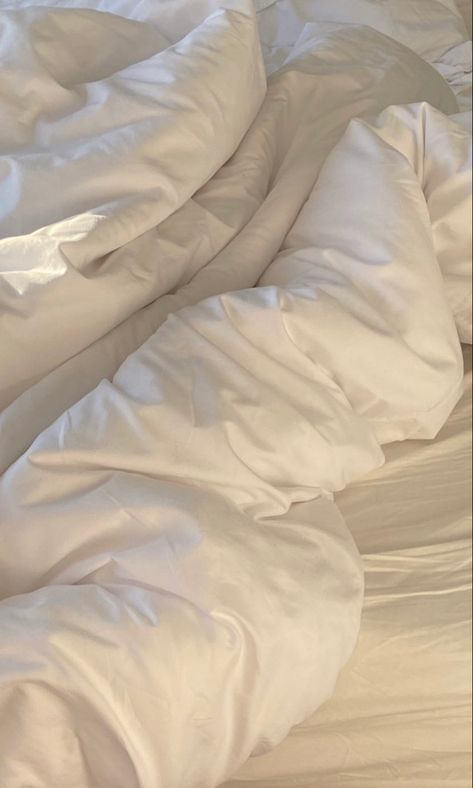 Clean Aesthetic Background, White Clean Aesthetic, Bedroom Bed Ideas, Minimal Core, White Bedsheets, Messy Bed, Simplistic Wallpaper, White Aura, Aesthetic Era