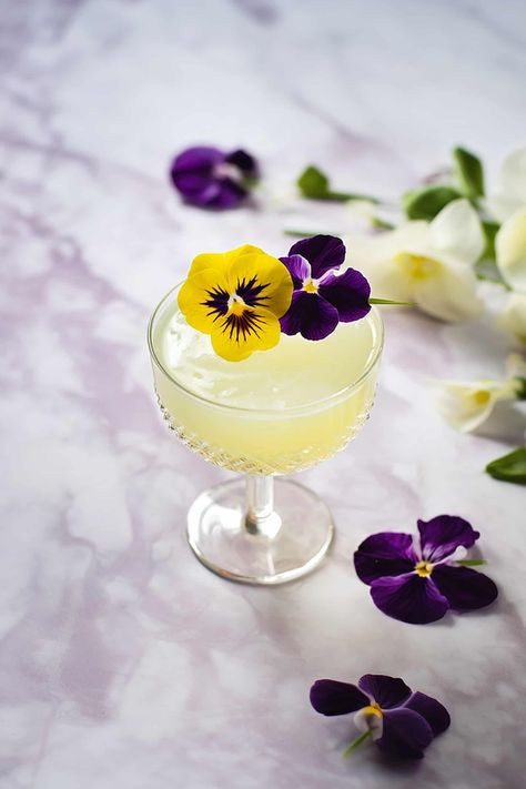 7 Gorgeous Edible Flower Garnishes for Cocktails | Mix That Drink Edible Flowers For Cocktails, Edible Flower Cocktails, Edible Flowers For Drinks, Floral Drinks Edible Flowers, Garnished Cocktails, Cocktail Garnish Ideas Creative, Garnishes For Cocktails, Drink Garnishes, Flower Garnish