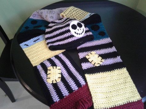 Crochet Halloween Patterns Free, Crochet Halloween Patterns, Crochet Scarf Shawl, Crochet Winter Hat, Addi Knitting Machine, Disney Crochet, Knit Scarfs, Tim Burton Style, Crochet Skull