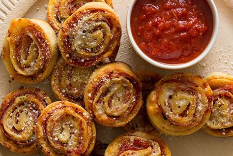 Pizza Wheels Pizza Wheels, Easy Finger Foods, Entertainment Recipes, Pizza Pinwheels, Unique Appetizers, Spoon Fork Bacon, Pizza Wheel, Pickle Chips, Pinwheel Recipes