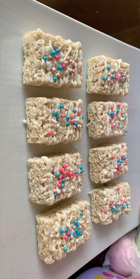 Gender Reveal Sweet Treats, Gender Reveal Brownies, Gender Reveal Rice Krispie Treats, Gender Reveal Dessert Table Ideas, Gender Reveal Treat Table, Gender Reveal Treats, Gender Reveal Dessert Table, Gender Reveal Dessert, Strawberries Bouquet