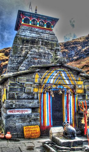 Tunganath Temple Tungnath significa señor de las cumbres. Es un antiguo templo de Señor Shiva, visitado por pocos peregrinos en los veranos situado a una altitud alta (3.680 m) en medio de los bosques. Jai Bolenath! Rudraprayag Uttarakhand, Tungnath Temple, Shiva Temple, India Travel Places, Temple India, Indian Temple Architecture, Hindu Temples, Temple Photography, Lord Shiva Hd Wallpaper