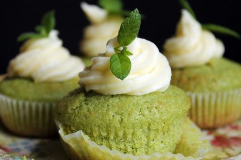 cucumber dessert recipes | Cucumber and Mint Cupcakes with Rose Water Buttercream (+ my first ... Cucumber Recipes Healthy, Rose Frosting, Mint Julep Recipe, Best Time To Eat, Green Cake, St Patricks Day Food, Cucumber Recipes, Cake Frosting, Pumpkin Dessert