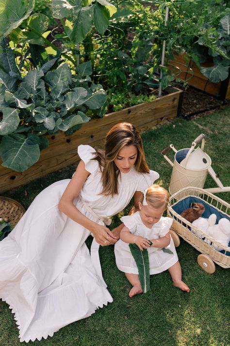 Julia Berolzheimer, Cottage Gardens, Foto Baby, Gal Meets Glam, Future Mom, White Dresses, Family Goals, Mom Daughter, Baby Photoshoot