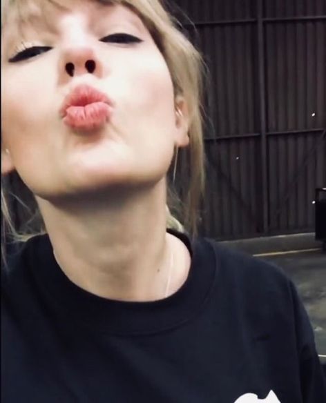 Taylor Swift 💗💫💗 Taylor Swift Rares, Taylor Swift Kiss, Cute Kiss, Taylor Swift Cute, All About Taylor Swift, Swift Photo, Taylor Swift Videos, Long Live Taylor Swift, Live Taylor