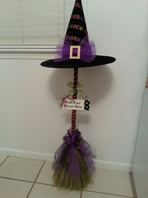 Porta Halloween, Décoration Table Halloween, Halloween Witch Brooms, Dekorasi Halloween, Table Halloween, Halloween Outside, Halloween Wood Crafts, Homemade Halloween Decorations, Halloween Tutu