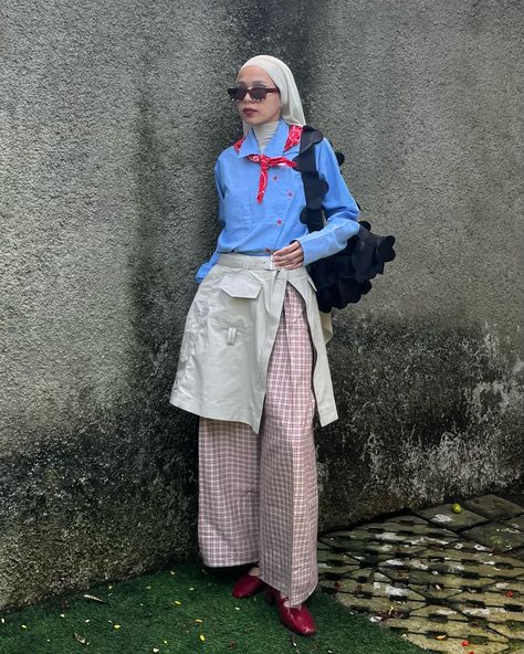 I feel like a scout girl 👧🏻 outfit deetz shirt —— @boneusstudios scarf —�— @pedasss.atelier wrap skirt —— @cyawardrobe pants —— @boneusstudios shoes —— @berlynnshoes bag —— @pyn.daily . . . . . . . scout girl inspired. office outfit. wrap skirt over pants. outfit repeater. layering. Scarf As A Skirt, Skirt Over Pants, Outfit Repeater, Scarf Skirt, Office Outfit, Hijab Outfit, Office Outfits, Pants Outfit, Wrap Skirt