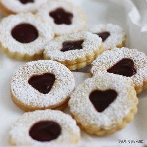 Delicious Christmas cookies with a layer of jam in the middle. Christmas Sandwiches, Linzer Cookies Recipe, Small Cookies, German Christmas Cookies, German Cookies, German Desserts, German Baking, Delicious Christmas Cookies, Jam Cookies