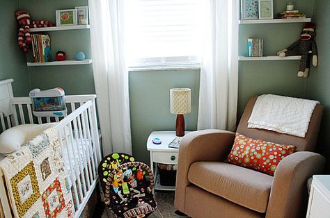 i like the shelves on either side of the window...maybe for the small bedroom Small Nursery Design, Small Baby Nursery, Modern Gender Neutral Nursery, Modern Nursery Room, Small Room Nursery, Nursery Layout, Tiny Nursery, Baby Room Storage, Small Baby Room