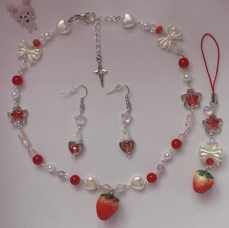 Strawberry Necklace Aesthetic, Strawberry Bracelet, Strawberry Jewelry, Strawberry Necklace, Handmade Chokers, Pretty Jewelry Necklaces, Bead Charms Diy, Easy Diy Jewelry, Jewelry Accessories Ideas