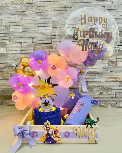 Que lindo iluminar el rostro de esa persona especial con una sonrisa al recibir esta bandeja de regalo personalizada! 🌟🎂 Con la mágica temática de Rapunzel, esta bandeja incluye luces brillantes y un delicioso pastelito para celebrar. Cada detalle está diseñado para hacerla sentir como una verdadera princesa en su día especial. ✨👑 #linajoycreations #capecoral #fortmyers #regalospersonalizados #regalosoriginales #cumpleaños #rapunzel #tangled #regalosconglobos #tegalaglobos #BandejaDeRegalo ... Birthday Boxes, Birthday Basket, Rapunzel Tangled, Cake Platter, Birthday Box, Birthday Presents, Party Design, Rapunzel, Gift Baskets