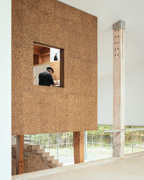 Applying Exposed Cork in Interior Architecture | ArchDaily Cork Panels, Inside Art, Cladding Materials, Agricultural Buildings, British Architecture, Cork Wall, Cosy Spaces, Exterior Cladding, Design Apartment