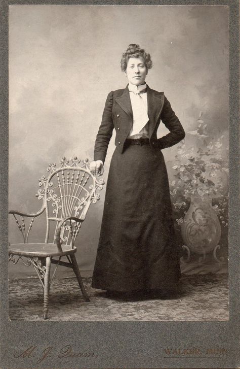 Teacher Picture, Victorian Photography, 1890s Fashion, Antique Photography, Country Kids, Southern Gothic, Studio Portrait, Victorian Clothing, Victorian Women