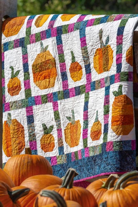 Pumpkin Quilt, Missouri Star Quilt Tutorials, Halloween Sewing Projects, Free Quilt Tutorials, Fall Sewing Projects, Fall Quilt Patterns, Fall Quilt, Picnic Quilt, Halloween Sewing