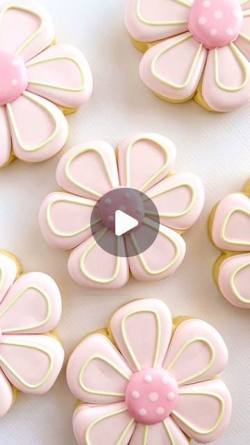 Watering Can Sugar Cookies, Royal Icing Flower Cookies Tutorial, Fall Flower Cookies Decorated, Daisy Sugar Cookies Royal Icing, Royal Icing Decorated Cookies Ideas, Flower Sugar Cookies Royal Icing, Beginner Cookie Decorating, Flower Sugar Cookies Decorated, Simple Sugar Cookie Designs