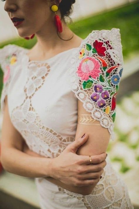 Baju Kahwin, Mexican Themed Weddings, Mexican Wedding Dress, Mexican Fashion, Boda Mexicana, Mexican Outfit, Mexican Wedding, Mexican Dresses, Embroidery Fashion