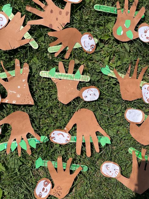 Hand print sloth Sloth Craft, Construction Paper Crafts, Construction Paper, Hand Print, Fun Crafts For Kids, Craft Stick Crafts, Sloth, Print And Cut, Cool Kids