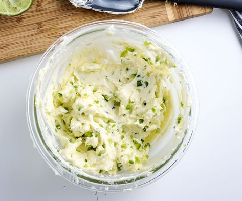 Make a wonderfully savory and spicy compound butter with this Jalapeno Lime Butter recipe using pantry style ingredients! Butter Compound, Flavored Butter Recipes, Lime Butter, Whipped Butter, Flavored Butter, Cinnamon Butter, Compound Butter, Butter Recipes, Herb Butter