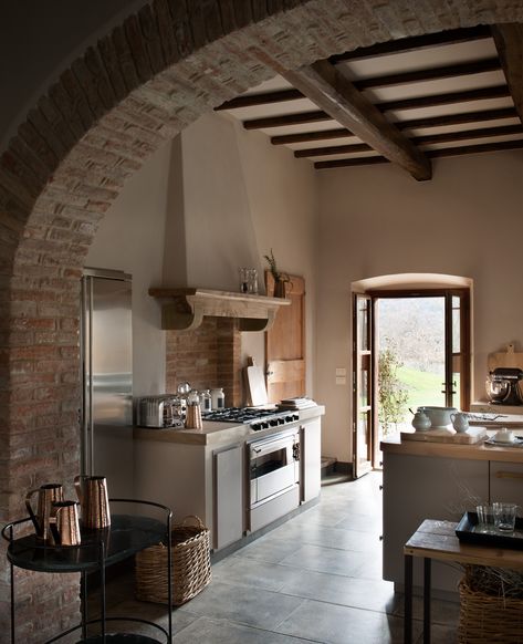 Tuscany House Interior, Italian House Interior, Rustic Mediterranean Farmhouse, Italian Farmhouse Kitchen, Italy Farmhouse, Italy Interior Design, Provence House, Tuscany Home, Tuscany House