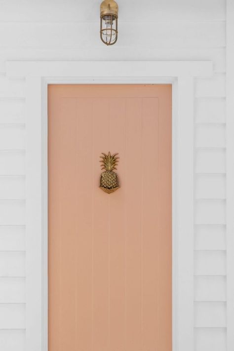 Feature Front Door, Pink Front Door Mid Century, Palm Springs Front Door, Palm Beach House Facade, Palm Springs Facade Australia, Beach House Door, Palm Beach Modern Architecture, Palm Springs Kitchen, Pink Door Palm Springs