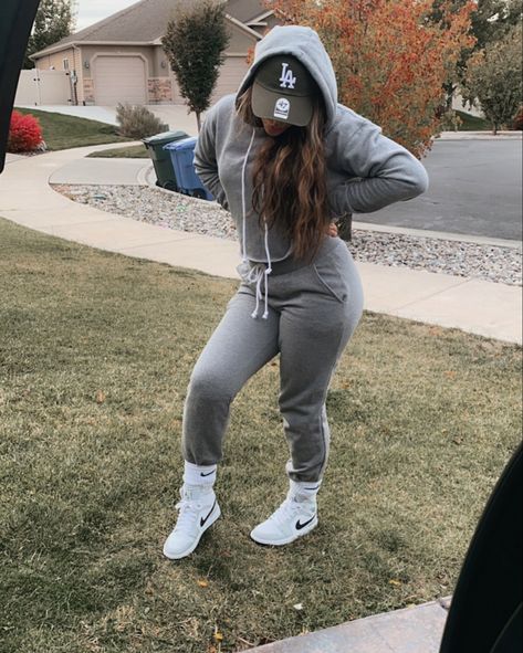 Outfits With Gray Sweatpants, Gym Shoes Outfit, Girl Gym Outfits, Outfit Sweatpants, Gray Sweatpants Outfit, Nike Gym Shoes, Grey New Balance, Sweatpants Outfit, Sock Outfits