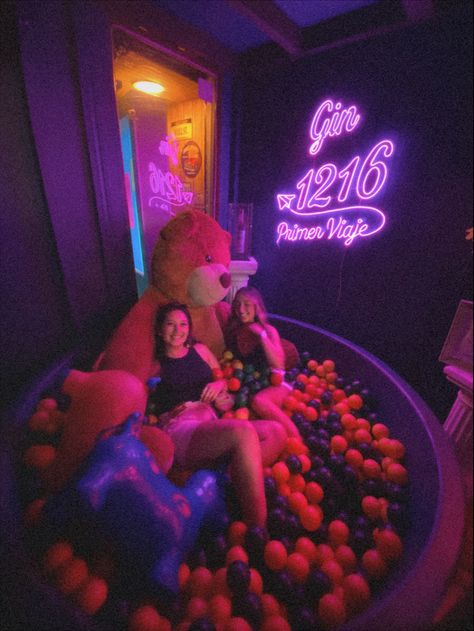 Two friends habing fun in a balls pool in a club 27 Club Birthday Party, Club Ideas Nightclub, Club Themed Party, Outfit Night Out Club, Prosecco Party, Club Birthday Party, Club Classics, Funny Club, Performance Ideas