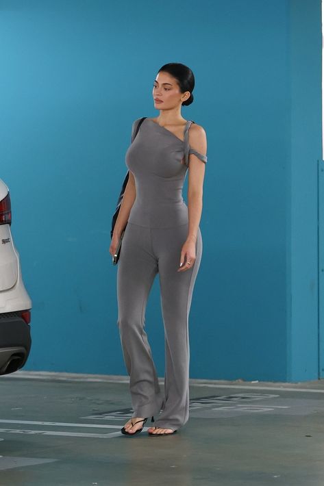 Kendall Jenner Jumpsuit, Kylie Jenner Challenge, Woodland Hills California, Kylie Jenner Photos, Kylie Jenner Lips, Maternity Street Style, Fran Fine, Kylie Jenner Makeup, Kylie Jenner Outfits