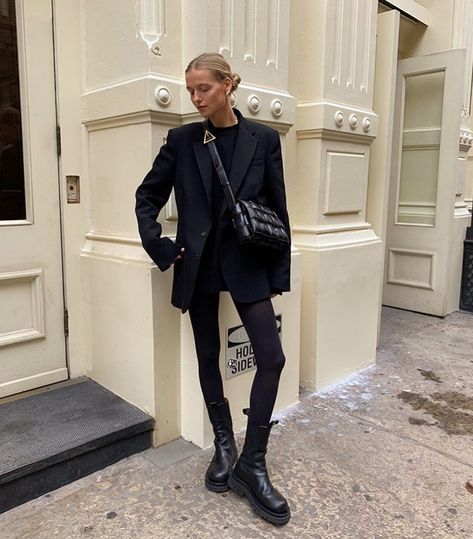 Bottega Veneta Boots, Marie Von Behrens, Padded Cassette Bag, Feeling 22, Weekly Outfits, Total Black, Business Outfit, All Black Outfit, Inspiration Mode