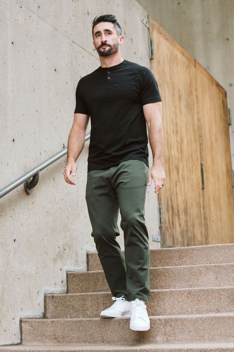 Olive Green Jeans Outfit, Olive Pants Men, Fashion Outfits For Men, Green Trousers Outfit, Black Shirt Outfit Men, Olive Pants Outfit, Olive Green Pants Outfit, Green Pants Men, Business Casual Attire For Men