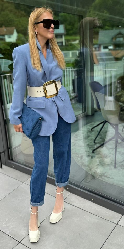 How to Own Your Look with Statement Belts Over 50 - Fabulous Ever After Statement Belt Outfit, Thick Belt Outfit, Big Belt Outfit, White Belt Outfit, Statement Belts, Cognac Belt, Belt Outfit, Thick Belt, Statement Belt