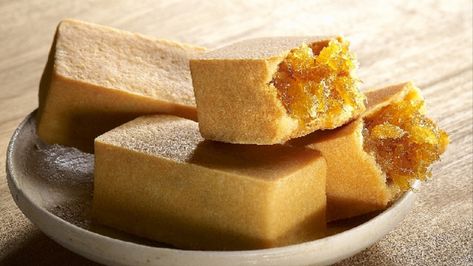 These Taiwanese Pineapple Cakes Are the Only Pineapple Cake Worth Eating - MUNCHIES Pineapple Cake Recipe, Fig Newtons, Pineapple Jam, Taiwan Food, Taiwanese Food, Pineapple Cake, Food Articles, Gourmet Gifts, Parmigiano Reggiano