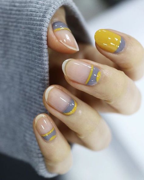 Nail Designs Negative Space, Minimalistic Nail Designs, Simple Red Nails, Nails Yellow, Colorful Nails, Super Nails, Trendy Nail Art, Trendy Nail Design, Manicure Y Pedicure