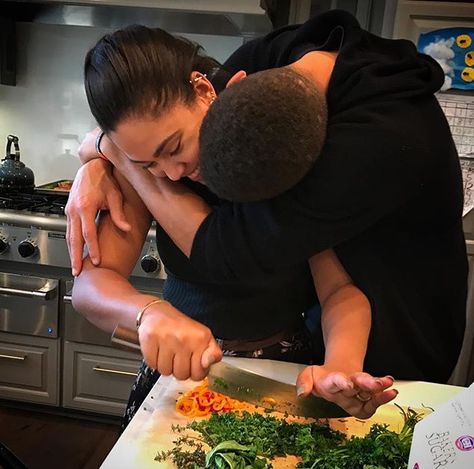 Pinterest: @lulsavbbg Stephen Curry Ayesha Curry, Stephen Curry Family, Curry Dinner, The Curry Family, Ayesha Curry, Couple Cooking, Steph Curry, Relationship Goals Pictures, Cooking Together