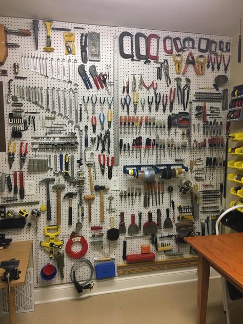 Small Garage Organization, Handyman Business, Garage Organization Tips, Garage Organisation, Garage Workshop Organization, Garage Tool Organization, Cool Garages, Garage Organization Diy, Garage Tool Storage