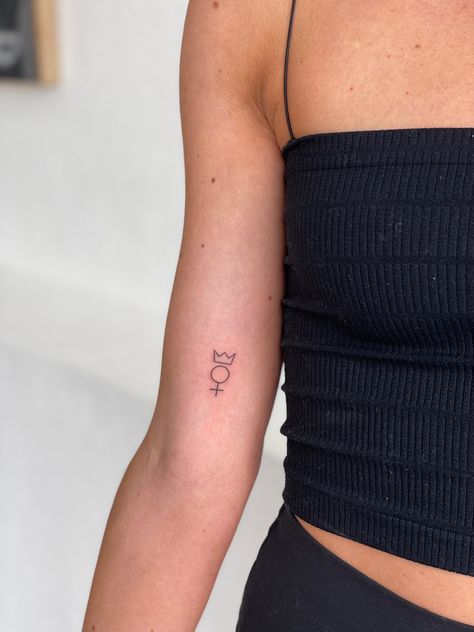 minimal fine line tattoo female gender sign girl power queen crown Minimalist Tattoo Feminist, Minimalist Queen Tattoo, Powerful Signs Tattoo, Gender Tattoo Ideas, Feminist Sign Tattoo, Feminist Tattoos Ideas, Women Sign Tattoo, Girl Boss Tattoo Ideas, Gender Sign Tattoo