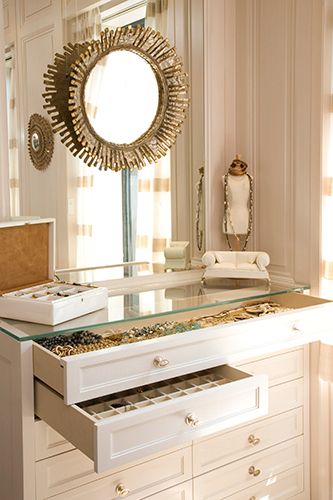 Cômoda de bijoux no closet | organização de acessórios Armoire Ikea, Rangement Makeup, Closet Vanity, Dressing Room Closet, Mirror Jewellery Cabinet, Jewelry Drawer, Casa Vintage, Dream Closets, Jewelry Cabinet