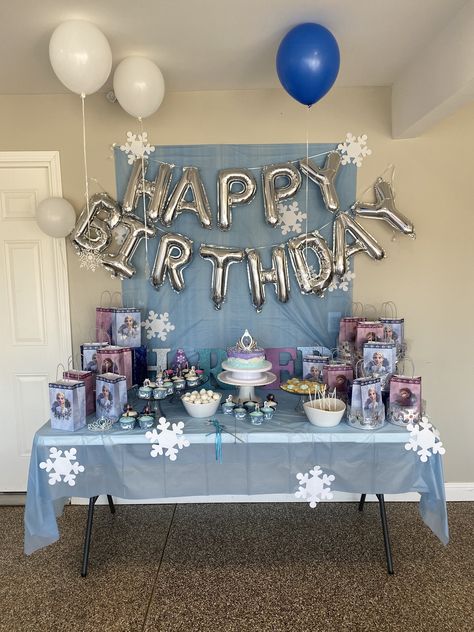 Simple Frozen Decorations, Frozen Theme Table Decor, Elsa Birthday Party Decorations At Home, Frozen House Decorations, Frozen Birthday Theme Ideas, Frozen Birthday Party At Home, Frozen Birthday Party Centerpieces, Frozen Birthday Table, Frozen Theme Party Decorations