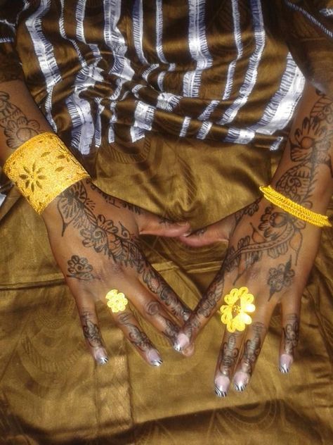 African Henna, African Gold, Traditional Henna, African Love, Henna Tattoo Hand, Henna Style, Pretty Henna Designs, African Earrings, Black Femininity