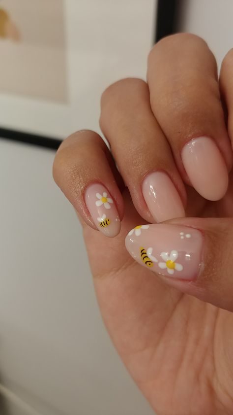 Bee and flowers on nails Lemon Nails Short, Nails With Bees, Bumble Bee Nails Design, Sade Nails, Bee Nails Design, Bumble Bee Nail Art, Bee Nail Art, Bumble Bee Nails, Gender Reveal Nails