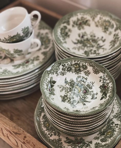 Gina Davis, Tessa Foley, Cottage Details, Simple Is Beautiful, Rural Lifestyle, Nature Vintage, White Nature, Antique Dishes, Rustic Cottage