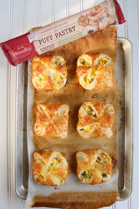 Breakfast Turnovers, Breakfast Puff Pastry, Puff Pastry Recipes Savory, Spring Appetizers, Hand Pies Savory, Eggs And Cheese, Puff Pastry Appetizers, Cheese Puff, Cheese Puff Pastry