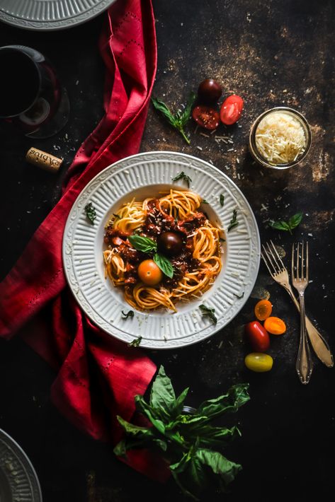 Italian Bolognese Sauce, Italian Bolognese, Italian Food Photography, Pasta Menu, Bolognese Pasta, Food Flatlay, Dark Food Photography, Bolognese Sauce, Italy Food