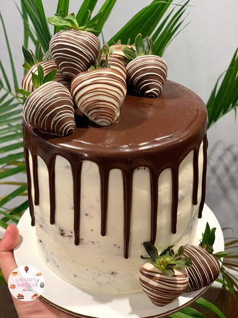 Chocolate cake with chocolate ganache drip topped with chocolate covered strawberries Chocolate Covered Strawberry Cake, Teen Cakes, Chocolate Cake Designs, Birthday Cakes For Teens, Chocolate Drip Cake, Birthday Cake Chocolate, Creative Birthday Cakes, Chocolate Drip, Easy Cake Decorating