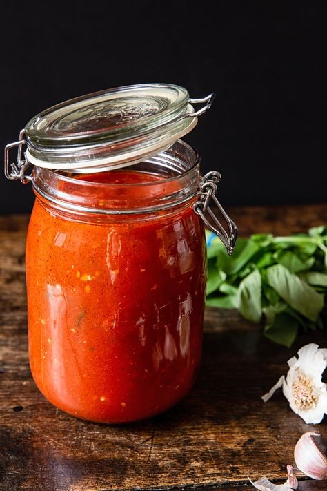 Homemade Tomato and Basil Spaghetti Sauce Marinara Meat Sauce, Basil Spaghetti, Italian Sauce Recipes, Paleo Sauces, Paleo For Beginners, Spaghetti Sauce Recipe, Meat Sauce Recipes, Paleo Dishes, Italian Sauce