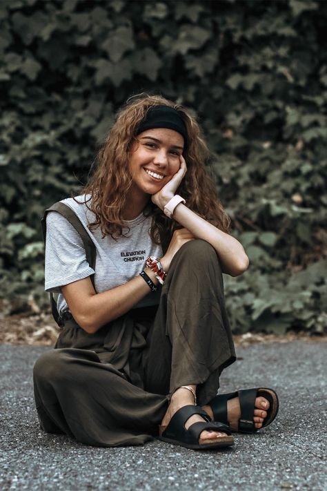 Fall street style with @ashdunnphotography Birkenstock Street Style, Chaco Outfits, Birkenstock Outfit Winter, Birkenstock Outfit Fall, Casual Hipster Outfits, Hipster Outfits Winter, Birkenstock Outfit Summer, Dunks Outfit Woman, Womens Birkenstocks